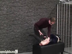 Злобный мужчина приковал наручниками худую тёлку полицейскую