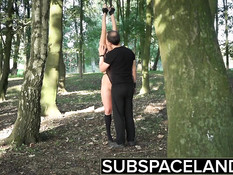 Господин отъебал привязанную в лесу секс рабыню Candee Licious