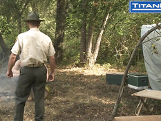 Трое спортивных голубых парней занялись сексом в походе в лесу