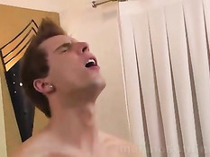 Двое горячих молодых геев прямо с утра занялись сексом в постели