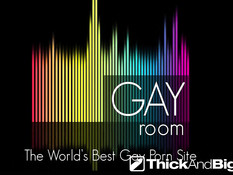 Парень гей  под столом сосёт другу член и ебётся в очко на диване