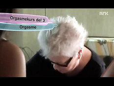 Зрелая блондинка учит юных лесбиянок правильной мастурбации