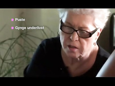 Зрелая блондинка учит юных лесбиянок правильной мастурбации