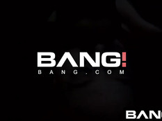 Мужчины трахают сексуальных порно актрис и заливают их спермой