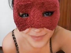 Девушка в маске занимается с парнем сексом и записывает на видео