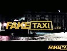 Молодую очкастую блондинку водитель оттрахал на заднем сиденье