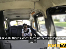 Молодую очкастую блондинку водитель оттрахал на заднем сиденье