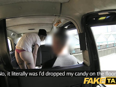 Молодую очкастую блондинку водитель оттрахал на заднем сиденье