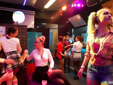 Молодые посетительницы ночного клуба танцевали и лизали киски