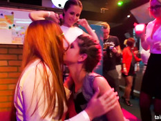 Молодые посетительницы ночного клуба танцевали и лизали киски