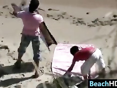 Красивая молодая пара загорает и занимается сексом на берегу моря