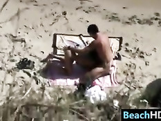 Красивая молодая пара загорает и занимается сексом на берегу моря