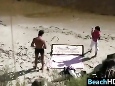 Красивая молодая пара загорает и занимается сексом на берегу моря