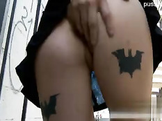 Весёлая блондиночка на улице показывает киску и ебётся с парнем