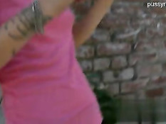 Весёлая блондиночка на улице показывает киску и ебётся с парнем