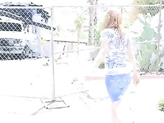 Девушка с интимной стрижкой растягивает свои малые половые губы