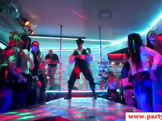 Один стриптизёр на вечеринке трахает девку раком, а другой в рот