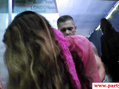 Один стриптизёр на вечеринке трахает девку раком, а другой в рот