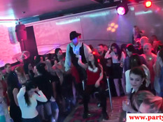 Один стриптизёр на вечеринке трахает девку раком, а другой в рот