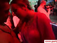 Один стриптизёр на вечеринке трахает девку раком, а другой в рот