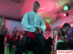 Один стриптизёр на вечеринке трахает девку раком, а другой в рот