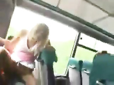 Бесстыжая блондинка ебётся с парнем на заднем сиденье в автобусе