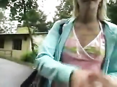 Бесстыжая блондинка ебётся с парнем на заднем сиденье в автобусе