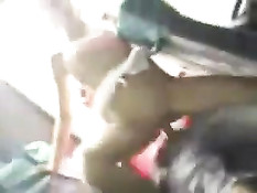 Бесстыжая блондинка ебётся с парнем на заднем сиденье в автобусе