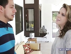 Молодая тёлка Summer Lace отсосала член и дала отъебать в киску