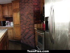 После сладких поцелуев парень отъебал девчонку в разных позах