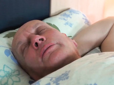 Молодая жена очень хочет секса и пристаёт к своему пожилому мужу