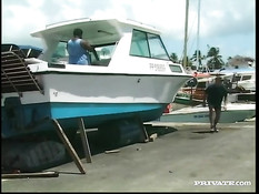 Горячую молодую мулатку в мастерской оттрахал белый любовник