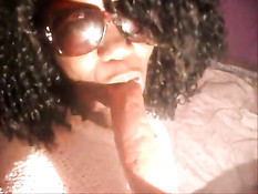 Кудрявая мулатка из Бразилии показывает свою большую задницу