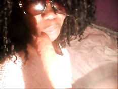 Кудрявая мулатка из Бразилии показывает свою большую задницу