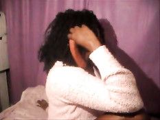 Кудрявая мулатка из Бразилии показывает свою большую задницу