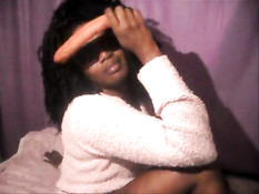 Кудрявая мулатка из Бразилии показывает свою большую задницу