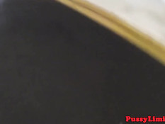 Мужчина оттрахал на диване татуированную мулатку Skin Diamond