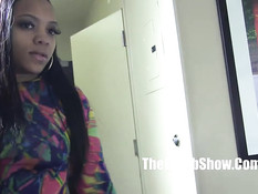 Негр натёр маслом задницу мулатки и дал отсосать здоровый член