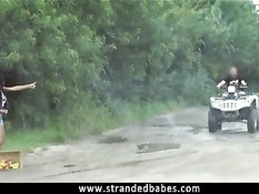 Подвёз на машине худую мулатку с тату и отымел сучку на стоянке