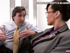 Мужчина оттрахал на диване грудастую зрелую брюнетку Lisa Ann