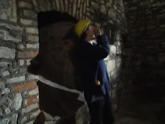 Строитель в подвале отодрал в анал молодую блондинку в чулках