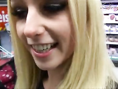 Блондинка Lucy Cat села в автомобиль и получила член в задницу