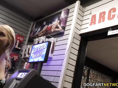 Блондинка Sarah Vandella рада отсосать просунутый в дырку член