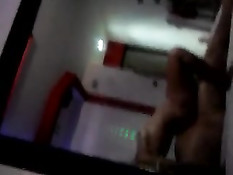 Снимает на камеру, как девушка скачет на члене в позе наездницы