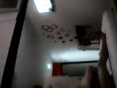 Снимает на камеру, как девушка скачет на члене в позе наездницы