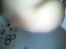 Снимает на камеру, как девушка скачет на члене в позе наездницы