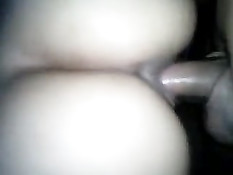 Снимает на камеру, как девушка скачет на члене в позе наездницы