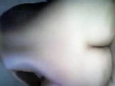 Снимает на камеру, как девушка скачет на члене в позе наездницы