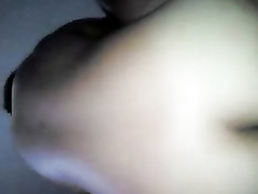 Снимает на камеру, как девушка скачет на члене в позе наездницы