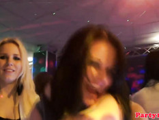 На вечеринке в ночном клубе европейские девки ебутся с парнями